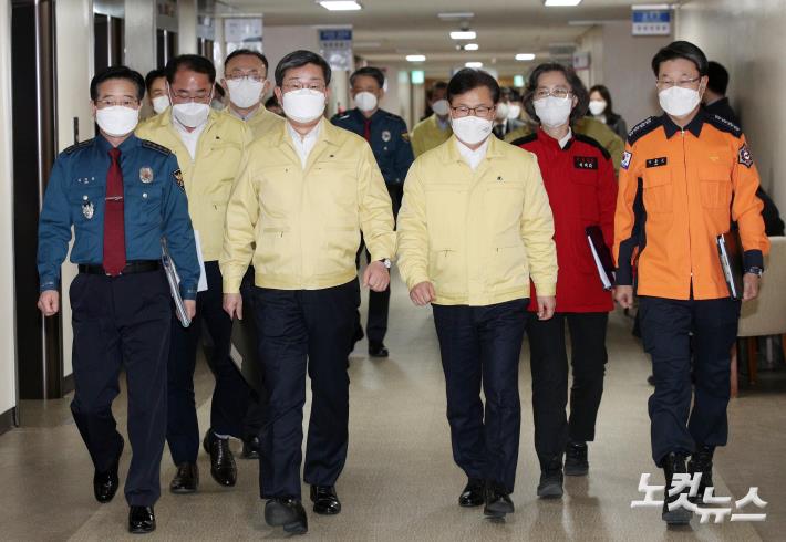 브리핑실로 이동하는 전해철 장관