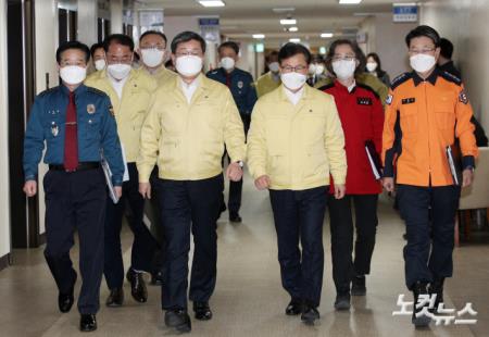 브리핑실로 이동하는 전해철 장관