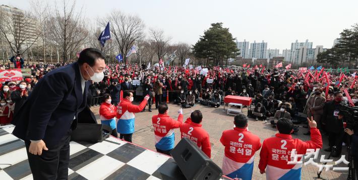 윤석열 국민의힘 대선후보가 7일 경기도 안양시 평촌중앙공원에서 열린 경기 안양 유세에서 지지를 호소하는 연설을 마친 후 지지자들에게 인사를 하고 있다.