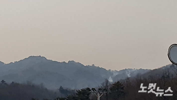 동해지역 시가와 인접한 산에 연기가 피어오르고 있다. 손경식 기자