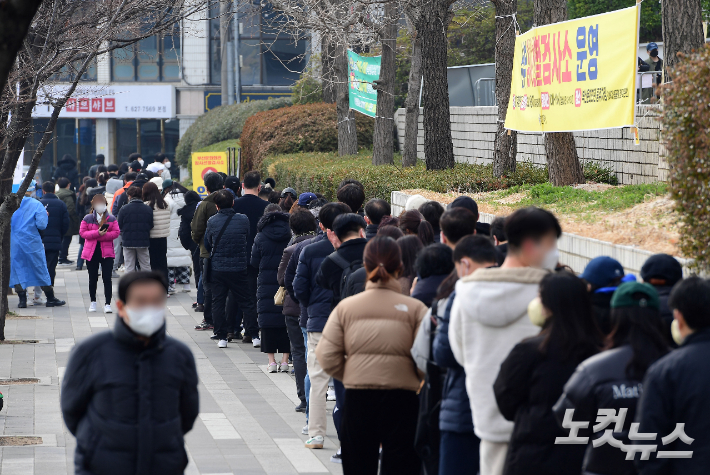 7일 오후 현재 도내 신규 확진자는 1만 841명으로, 7일 연속 1만 명대가 발생했다. 3월 들어 7일 만에 9만 5천 명을 넘었고, 재택 치료자도 10만 명을 돌파했다. 황진환 기자