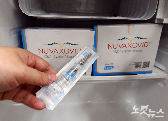 지난달 14일 서울 양천구보건소에서 의료진이 노바백스 백신 접종 준비를 하고 있다. 황진환 기자