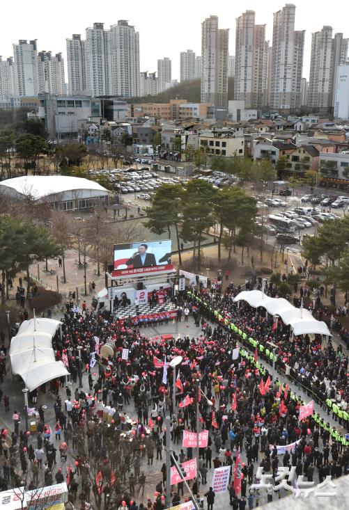 제20대 대선이 이틀 앞으로 다가온 7일 윤석열 국민의힘 대선 후보와 야권 후보 단일화로 인해 대선 후보직에서 사퇴한 안철수 국민의당 대표가 경기도 화성시 동탄센트럴파크에서 