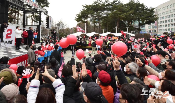 제20대 대선이 이틀 앞으로 다가온 7일 윤석열 국민의힘 대선 후보와 야권 후보 단일화로 인해 대선 후보직에서 사퇴한 안철수 국민의당 대표가 경기도 화성시 동탄센트럴파크에서 