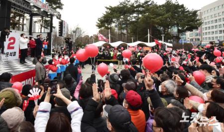 제20대 대선이 이틀 앞으로 다가온 7일 윤석열 국민의힘 대선 후보와 야권 후보 단일화로 인해 대선 후보직에서 사퇴한 안철수 국민의당 대표가 경기도 화성시 동탄센트럴파크에서 