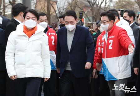 윤석열 국민의힘 대선 후보와 안철수 국민의당 대표가 7일 경기 화성시 동탄센트럴파크에서 열린 '젊은 화성, 아이 키우기 좋은 나라 만들기' 유세에 입장하고 있다.