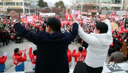 윤석열 국민의힘 대선후보가 윤 후보 지지를 선언한 뒤 후보직을 사퇴한 국민의당 안철수 대표와 7일 경기도 화성시 동탄센트럴파크에서 열린 유세에서 지지자들에게 손을 들어 환호에 답례하고 있다.