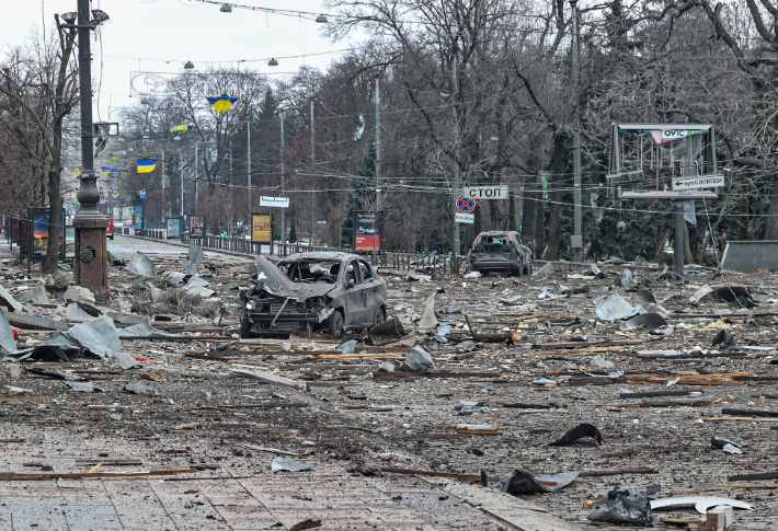 1일(현지시간) 우크라이나 제2 도시 하르키우(하리코프)의 거리가 러시아군의 공격으로 초토화된 채 파손된 차량 등 각종 잔해로 가득하다. 연합뉴스