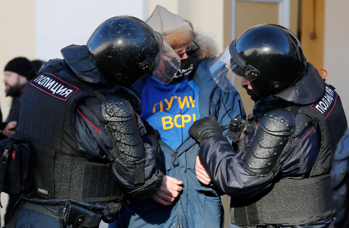 6일(현지시간) 러시아 제2 도시 상트페테르부르크에서 경찰이 자국군의 우크라이나 침공에 항의하는 반전 집회 참가자를 연행하고 있다. 연합뉴스