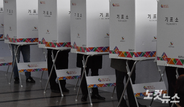 지난 4일 서울역에 마련된 사전투표소에서 시민들이 투표를 하고 있다. 박종민 기자