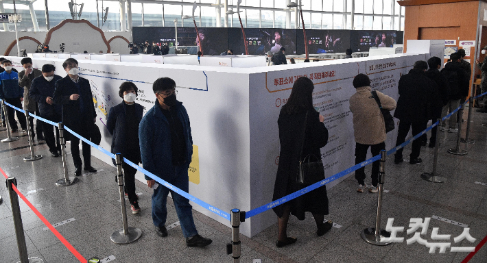 서울역에 마련된 사전투표소에서 시민들이 투표를 하고 있다. 박종민 기자