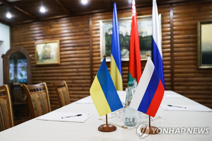  7일(현지시간) 벨라루스에 위치한 러시아와 우크라이나 회담장에 양측의 국기가 놓여 있다. 연합뉴스