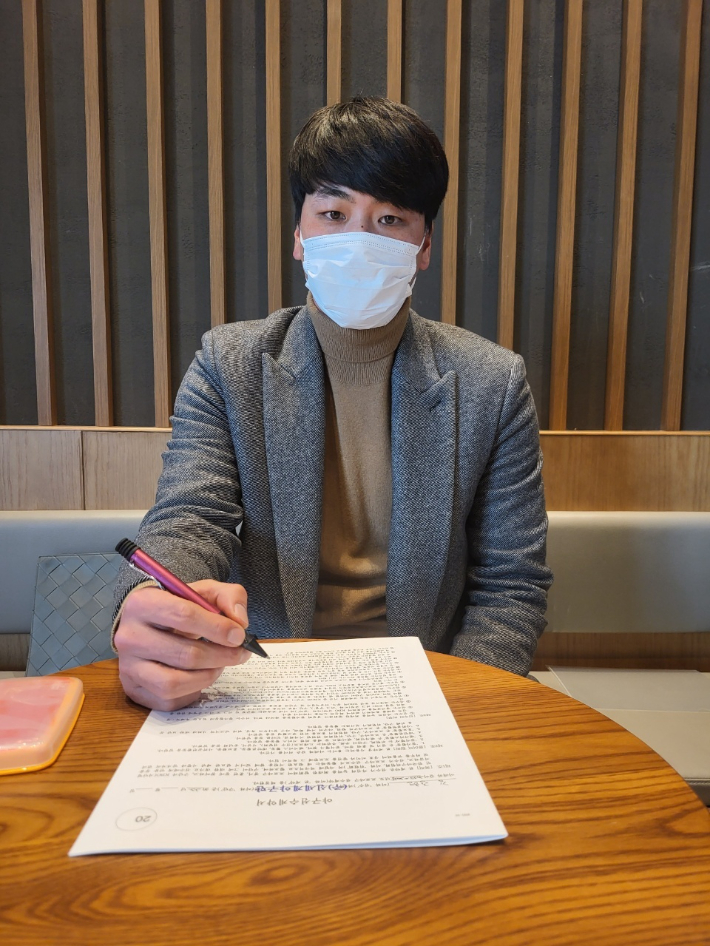 SSG 계약서에 서명하는 김광현. SSG 랜더스 제공