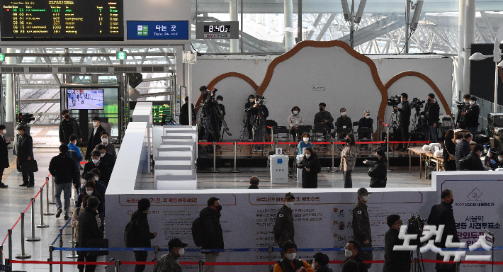 제20대 대통령선거 사전투표가 시작된 지난 4일 서울역에 마련된 사전투표소에서 시민들이 투표를 하는 모습. 박종민 기자