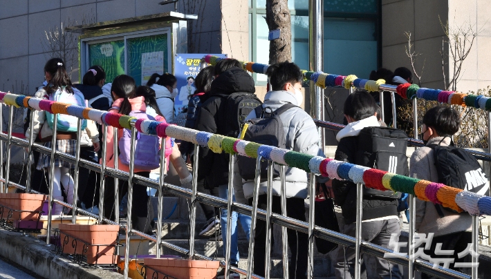 오미크로 변이 확산세가 거센 가운데 전국 초중고등학교가 개학한 지난 2일 서울 태랑초등학교에서 학생들이 등교하고 있다. 박종민 기자