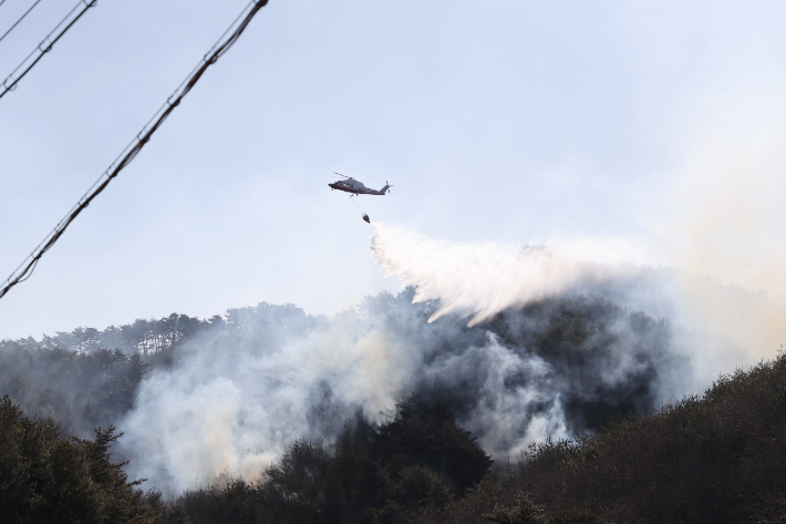 강릉 옥계 산불에 투입된 진화 헬기가 물을 뿌리고 있다. 강릉시 제공