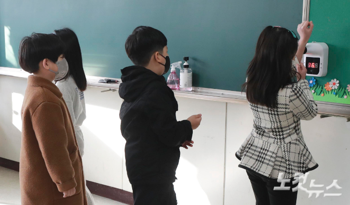 초등학생들이 교실에서 체온을 측정하고 있다. 박종민 기자
