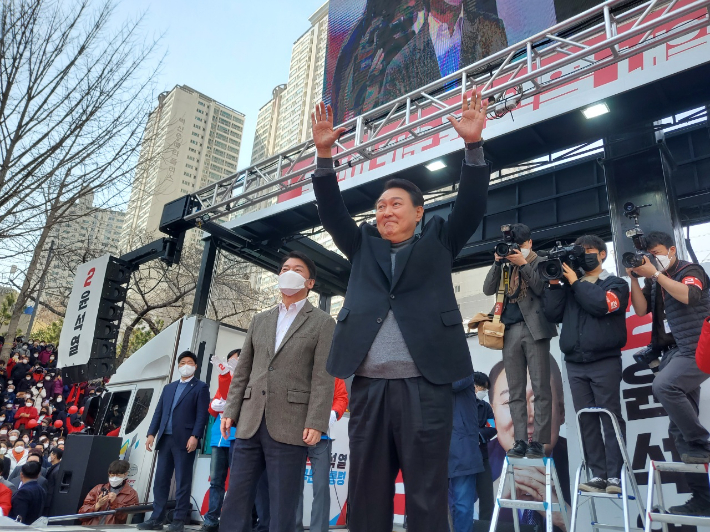 윤석열 국민의힘 대선 후보가 8일 오후 부산 온천천에서 지지자들의 연호에 화답하고 있다. 국민의힘 부산시당 제공