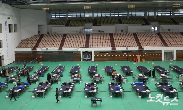 분주하게 움직이는 선관위 관계자들