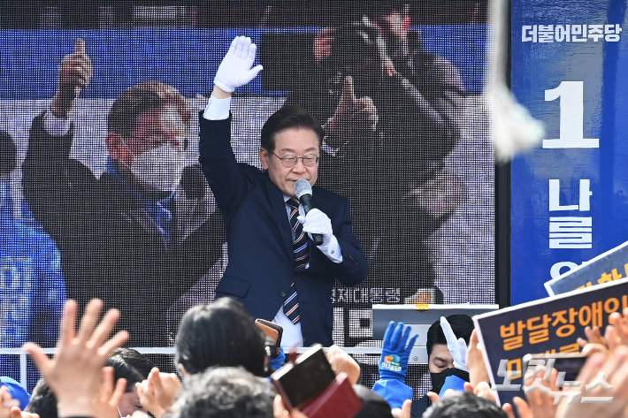 이재명 더불어민주당 대선 후보가 선거를 하루 앞둔 8일 경기도 고양시 일산시장에서 열린 '고양시를 위해! 고양시민을 위해!' 고양 유세에서 지지를 호소하고 있다. 국회사진취재단