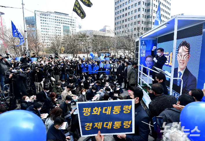 이재명 더불어민주당 대선 후보가 8일 서울 여의도우체국 앞 유세현장에서 시민들에게 지지를 호소하고 있다. 황진환 기자