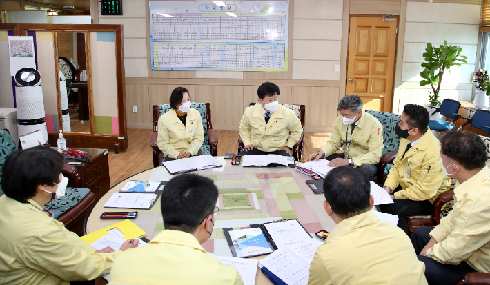 전남도교육청 관계자들이 코로나19와 관련한 방역상황에 대한 회의를 진행하고 있다. 전남도교육청 제공