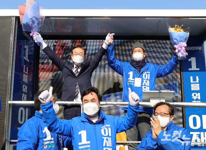 이재명 더불어민주당 대선후보와 송영길 당대표가 8일 인천 계양구 계산역 일대에서 지지자들을 향해 인사하고 있다. 인천=국회사진취재단