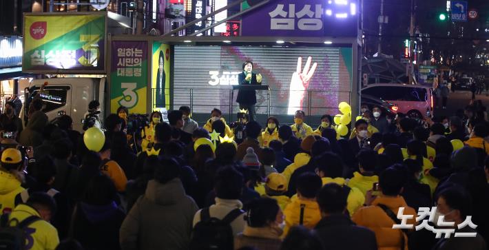 정의당 심상정 대선 후보가 8일 오후 서울 마포구 홍대 상상마당 앞에서 열린 유세에서 지지를 호소하고 있다.