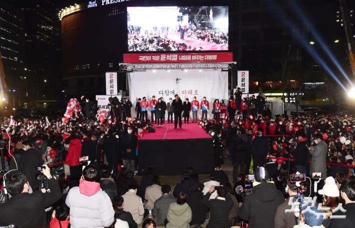 제20대 대선이 하루 앞으로 다가온 8일 윤석열 국민의힘 대선후보가 서울 중구 세종대로 서울시청 광장에서 