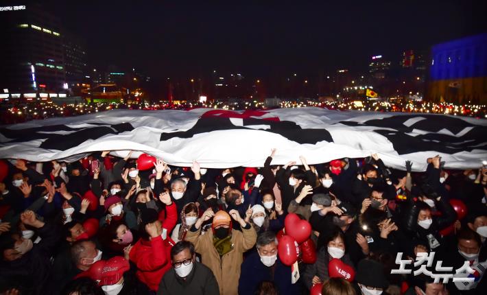 제20대 대선이 하루 앞으로 다가온 8일 서울 중구 세종대로 서울시청 광장에서 열린 