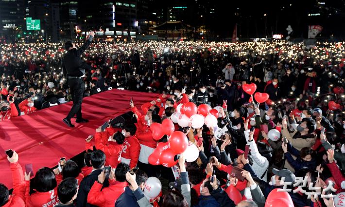 윤석열 국민의힘 대선 후보가 8일 오후 서울 중구 서울시청 광장에서 열린 "내일, 대한민국이 승리합니다" 서울 피날레유세에서 지지자들의 환호에 어퍼컷 세리머니로 화답하고 있다.