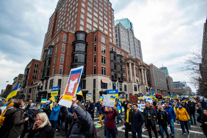 미국 매사추세츠주 보스턴 시내에서 6일(현지시간) 시위대가 러시아의 침공을 규탄하고 러시아산 원유 수입 금지, 우크라이나 영공 폐쇄 등을 촉구하는 구호를 외치고 있다. 연합뉴스
