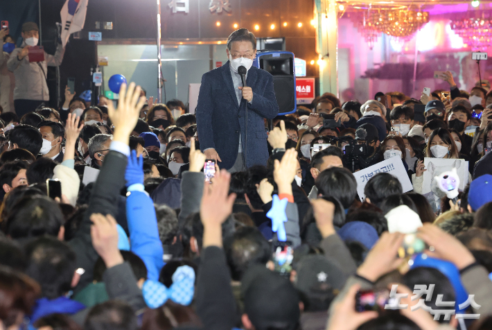 더불어민주당 이재명 대선후보가 8일 저녁 서울시 마포구 홍대 걷고싶은거리 광장무대에서 열린 '절박재명, 가보자고!' 마지막 유세에서 지지를 호소하고 있다. 윤창원 기자