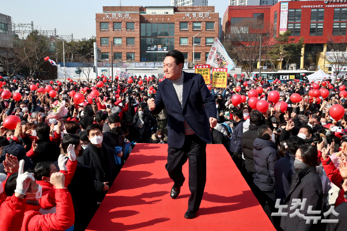 윤석열 국민의힘 대선후보가 7일 오전 경기도 구리역 광장에서 열린 "조선 왕조 500년 세계문화유산의 도시 구리의 품격" 경기 구리 유세에서 어퍼컷 세리머니를 하고 있다. 윤창원 기자