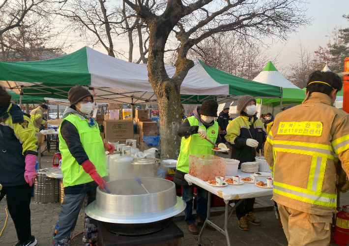 전라남도 자원봉사자들이 산불진화에 나선 소방대원과 자원봉사자들에게 급식을 제공하고 있다. 전라남도 제공 