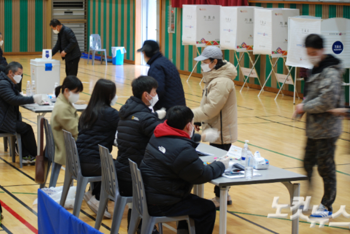 투표가 진행중인 제주시 연동 제4투표소. 박정섭 기자