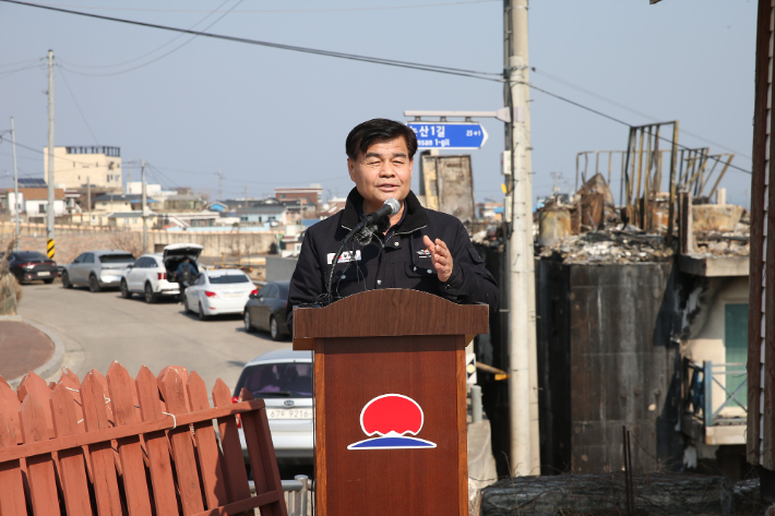 지난 8일 묵호 해살이 마을에서 기자회견을 하고 심규언 동해시장. 동해시 제공