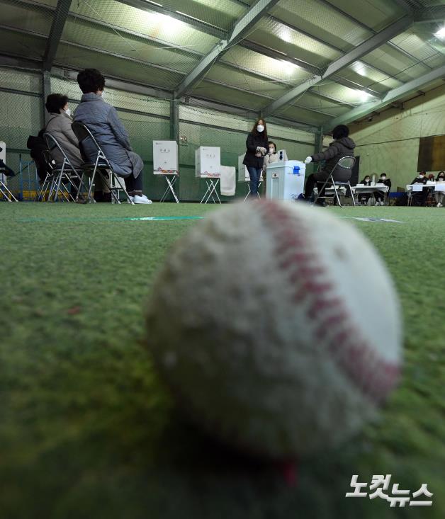 투표소로 변신한 야구연습실