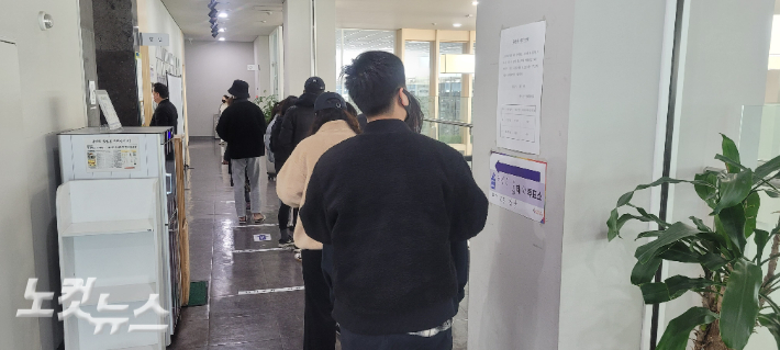 9일 경기도 수원 권선구의 한 투표소. 제20대 대통령 선거에 한 표를 행사하기 위해 투표소를 찾은 유권자들이 긴 행렬을 이루고 있다. 박창주 기자