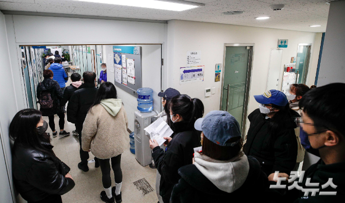 제20대 대통령선거일인 9일 서울 송파구 석촌동 제1투표소를 찾은 주민들이 투표를 하기 위해 대기하고 있다. 박종민 기자