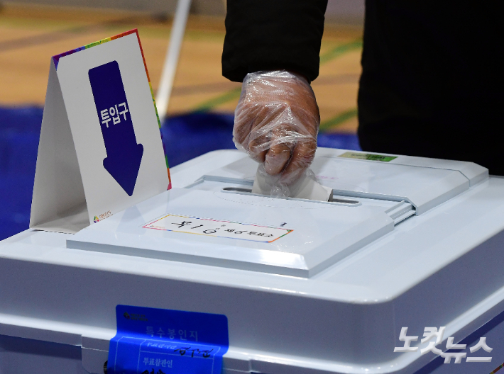 20대 대통령 선거 본투표가 실시 중인 9일 투표소에서 시민들이 기표 후 투표함에 투표용지를 넣고 있다. 황진환 기자