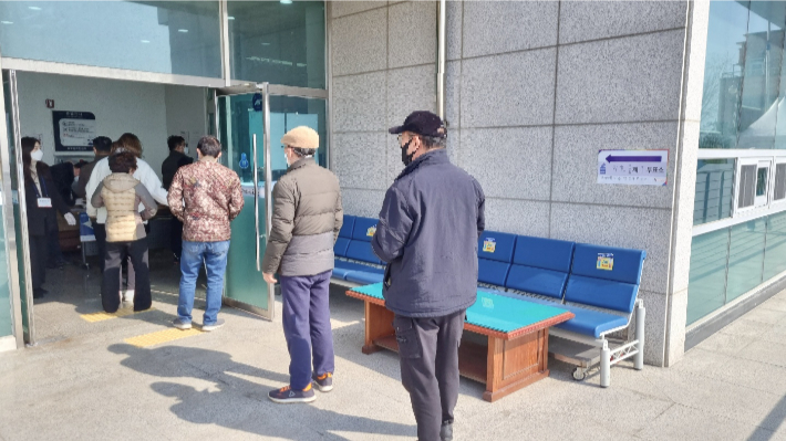 9일 동해 묵호동에 마련된 투표소를 찾은 유권자들이 소중한 한표를 행사하기 위해 기다리고 있다. 독자 제공