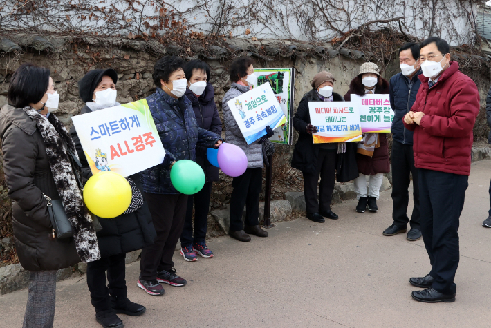 지난달 스마트 관광도시 평가위원들이 경주를 방문했을 당시 주낙영 경주시장이 시민들과 환담을 나누고 있다. 경주시 제공