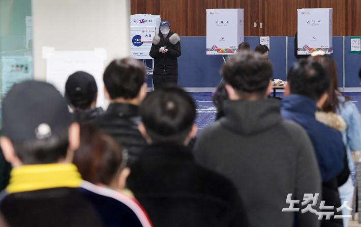 제20대 대통령선거 본투표일인 9일 서울 송파구 잠전초등학교 체육관에 마련된 잠실본동 제4·5·6 투표소에서 유권자들이 투표를 하기 위해 줄서 기다리고 있다. 이한형 기자