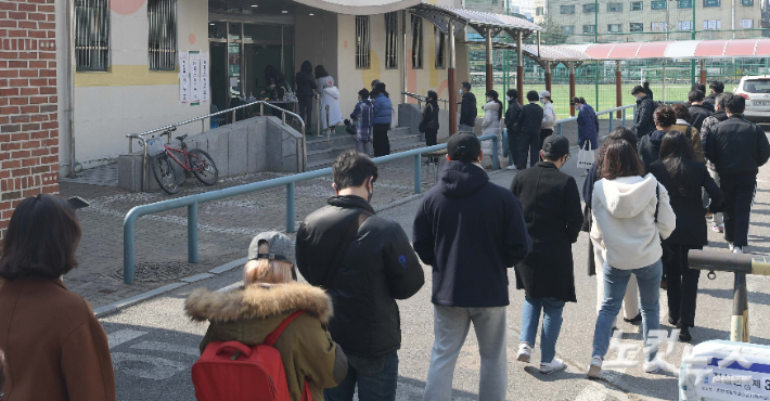 제20대 대통령선거 본투표일인 9일 서울 송파구 잠전초등학교 체육관에 마련된 잠실본동 제4·5·6 투표소에서 유권자들이 투표를 하기 위해 줄서 기다리고 있다. 이한형 기자
