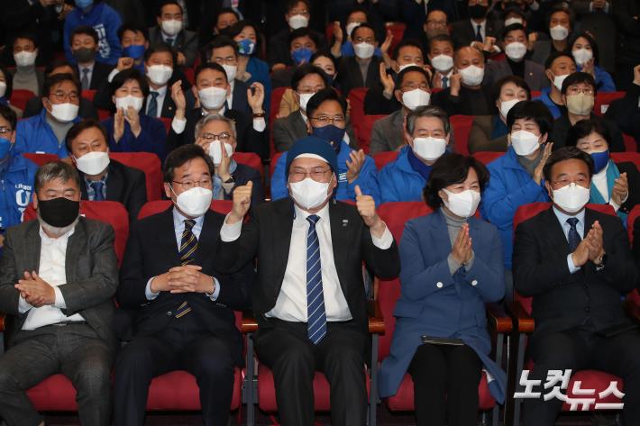 출구 조사 확인한 더불어민주당