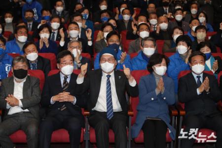 출구 조사 확인한 더불어민주당