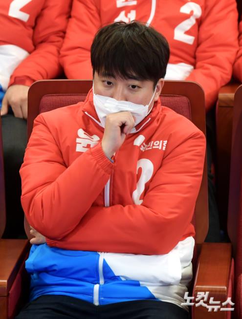 이준석 국민의힘 대표가 9일 오후 서울 여의도 국회도서관에 마련된 개표상황실에서 