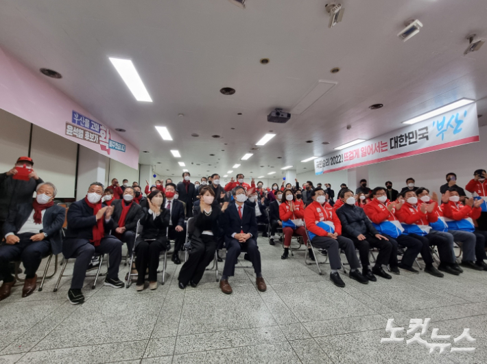 9일 오후 부산 수영구 국민의힘 부산시당에 마련된 개표상황실에서 부산선대위 관계자들이 출구조사 결과 발표를 보고 있다. 박진홍 기자