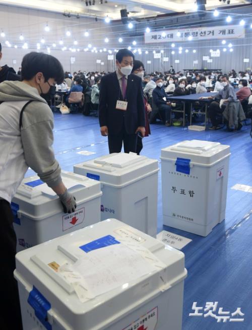 한곳에 모여지는 투표함